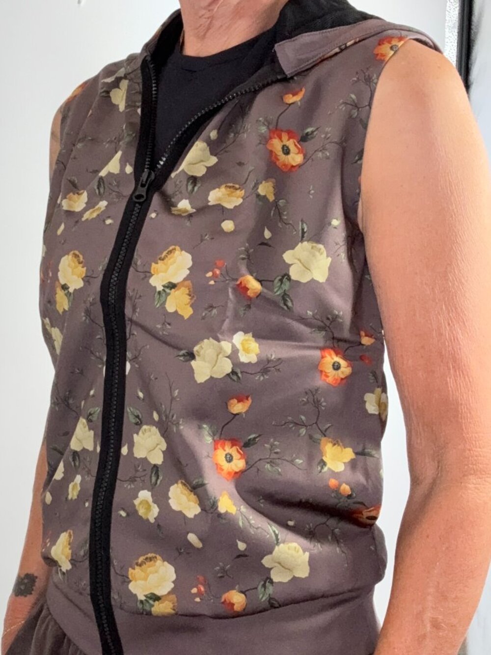 NWT Ultracor Floral Sleeveless Zip Hoodie Vest S